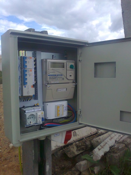 Щит учета уличный трехфазный ip65 металл. Щит учета электроэнергии 220в для гаража. Щиток электрический на улицу. Выносной щит учета электроэнергии. Вводной распределительный щит 380в.